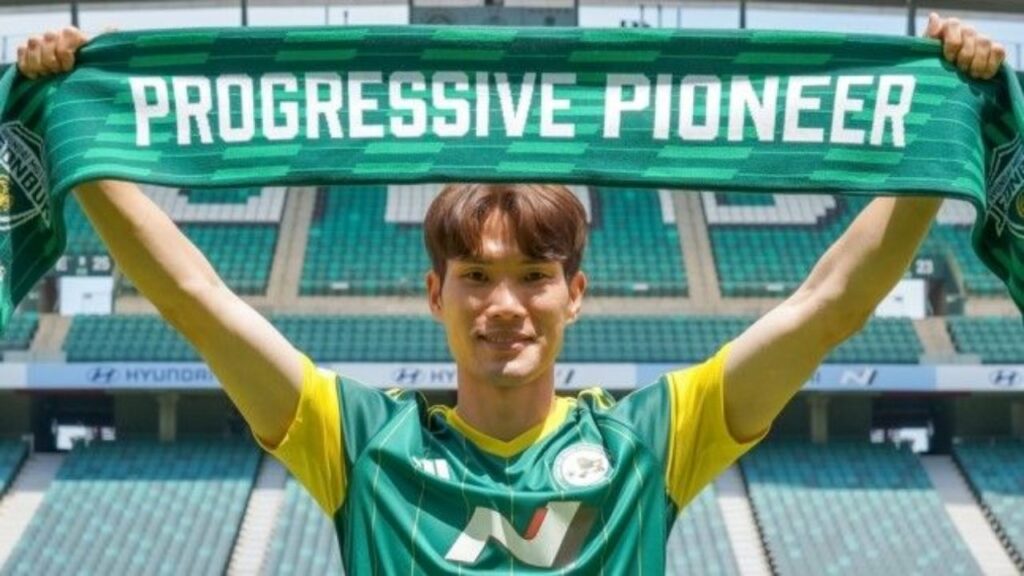 Jeonbuk chiêu mộ tuyển thủ quốc gia tăng cường sức mạnh cho hàng tiền vệ.