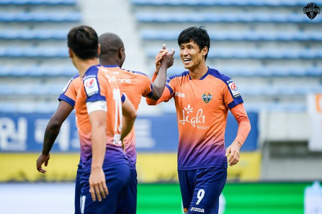 Jeong Jo-gook thời còn khoác áo Gangwon năm 2017, đây là 1 trong 10 Cầu Thủ Ghi Nhiều Bàn Thắng Nhất K-League