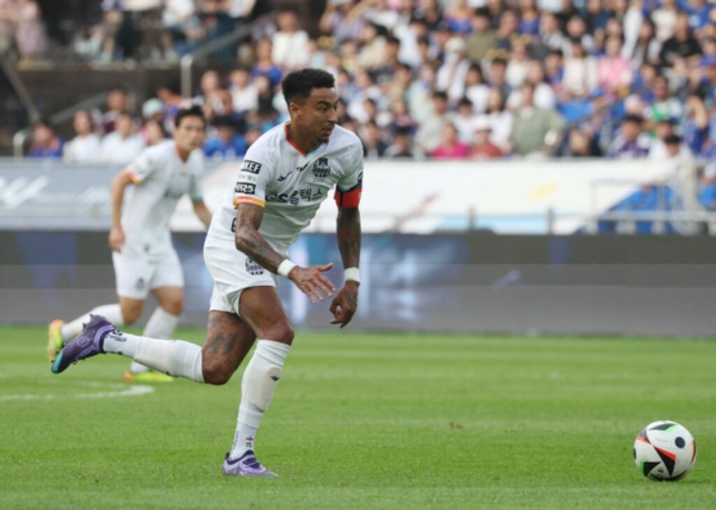 Lingard mang băng đội trưởng trong ngày mà FC Seoul chia điểm với Ulsan HD.
