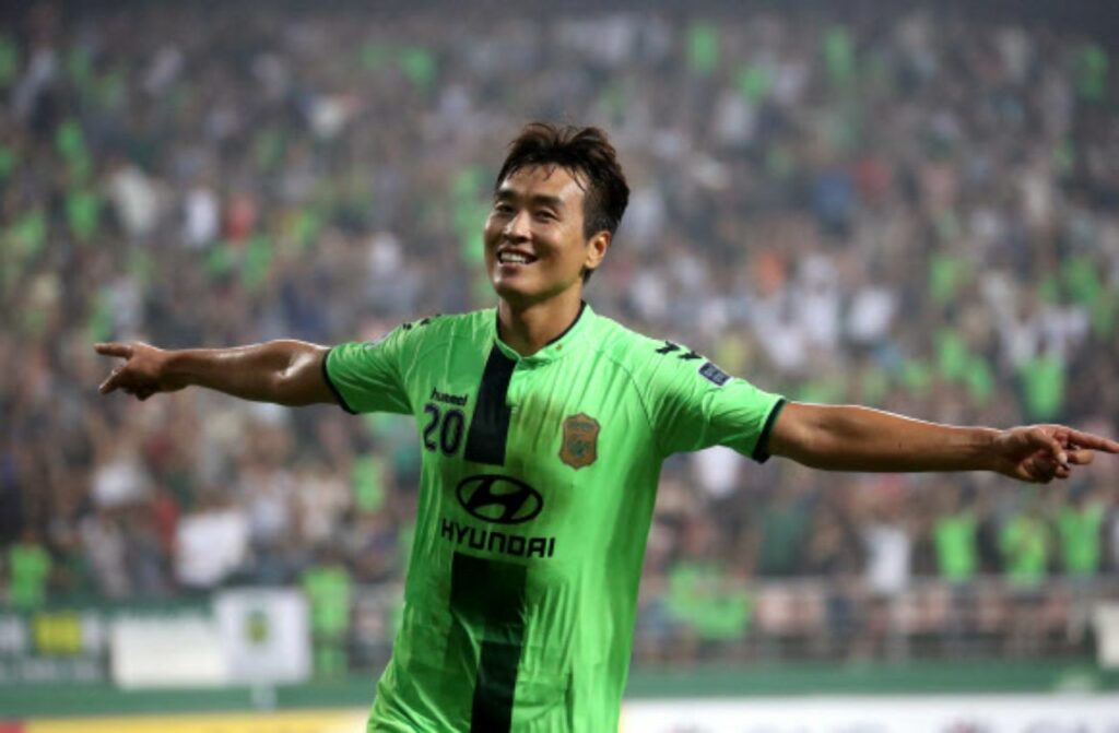 Lee Dong-gook là một trong những cầu thủ hay nhất của Jeonbuk giai đoạn 2009-2012, ông là 1 trong 10 cầu thủ ghi nhiều bàn thắng nhất K-League