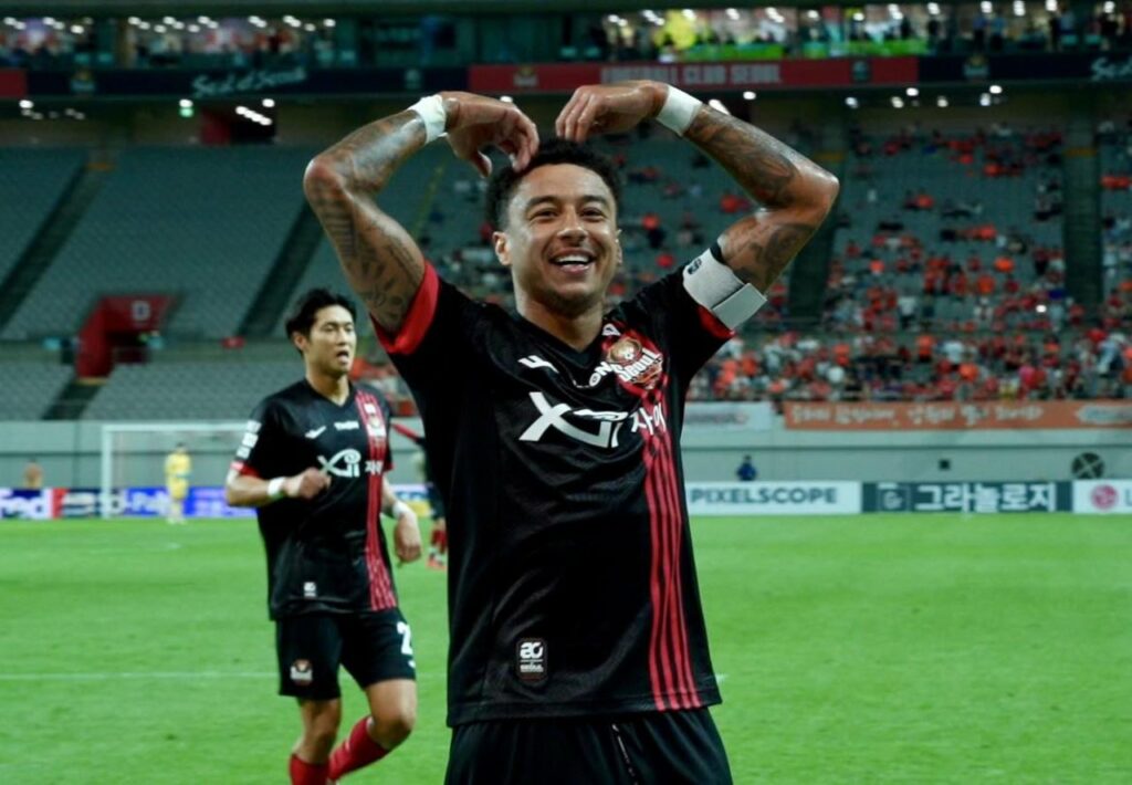 Lingard vẽ hình trái tim về phía khán đài để chia sẻ niềm vui ghi bàn.