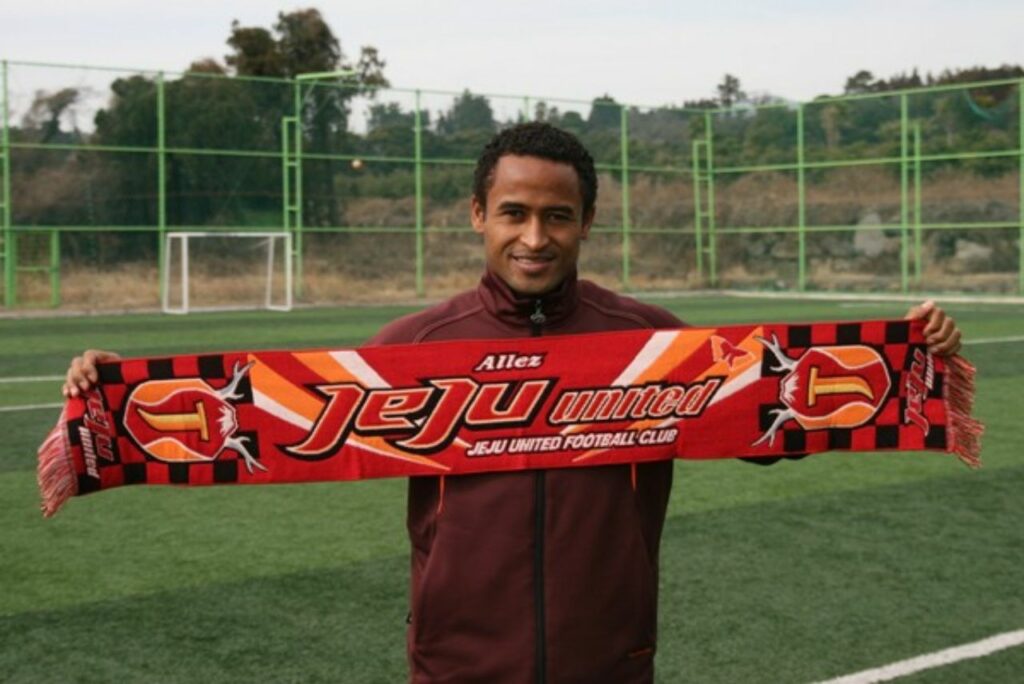 Santos trong ngày đầu tiên gia nhập Jeju United, cựu cầu thủ người Brazil là 1 trong 10 câu thủ ghi nhiều bàn thắng nhất K-League