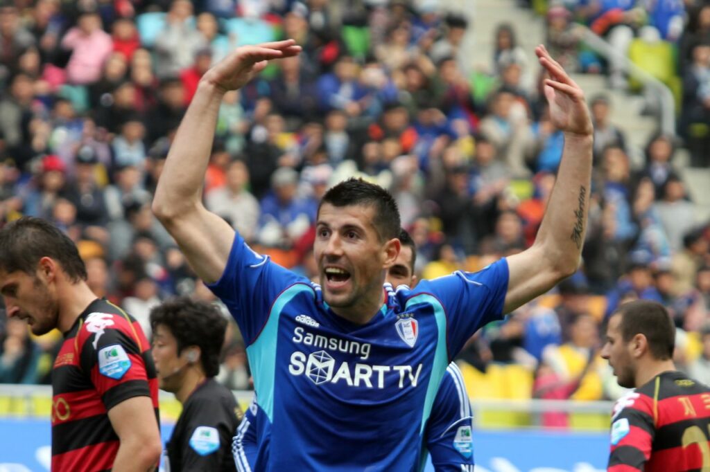 Stevica Ristic trong màu áo Suwon Samsung Bluewings, anh là 1 trong 10 Cầu Thủ Ghi Nhiều Bàn Thắng Nhất K-League