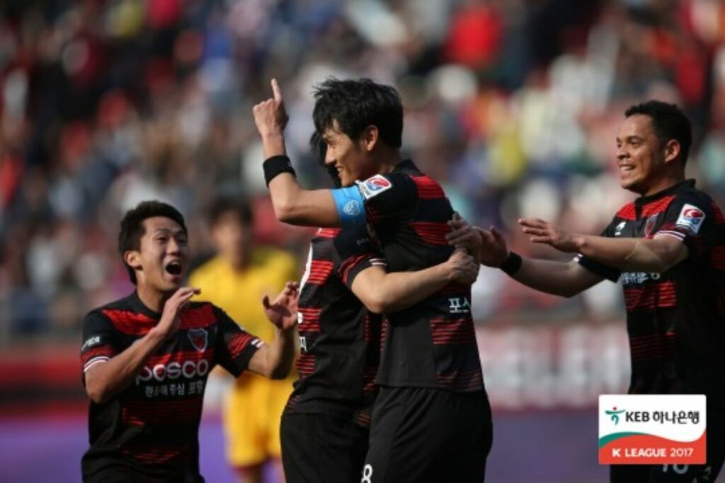 Yang Dong-hyen mang băng đội trưởng của Pohang năm 2017.