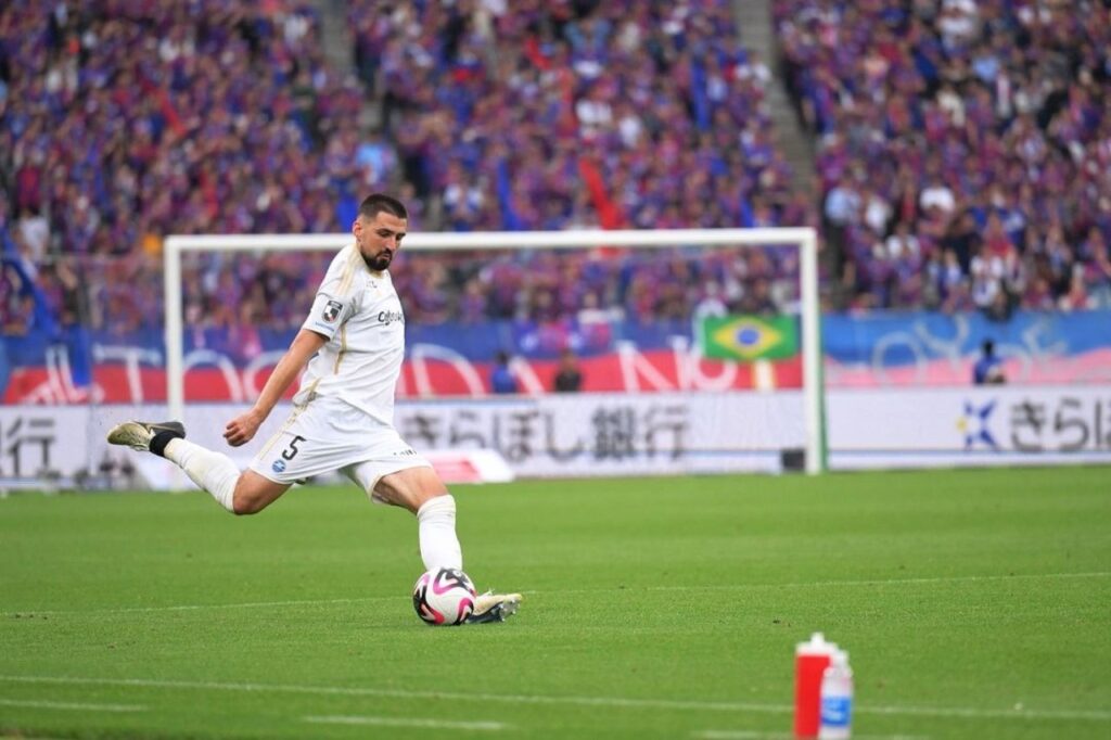 Dresevic là thủ lĩnh của hàng phòng ngự Machida Zelvia.