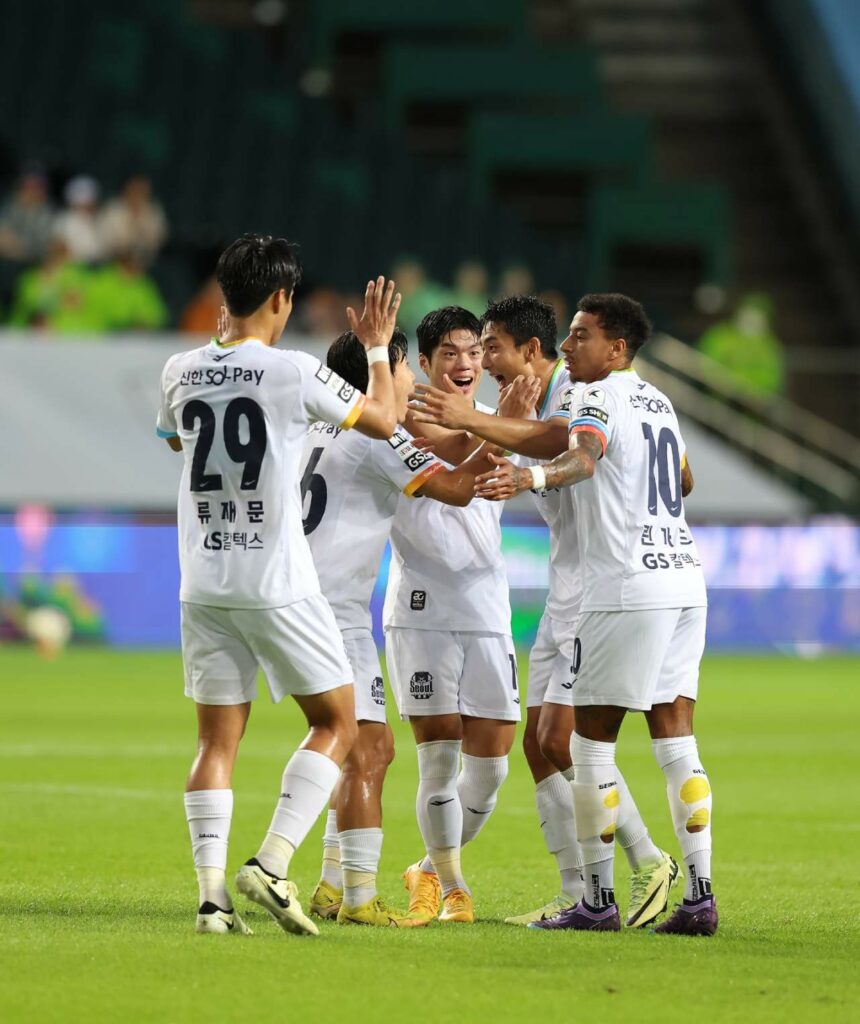 Lingard cùng các đồng đội ăn mừng chiến thắng trước Jeonbuk, FC Seoul 5-1 Jeonbuk