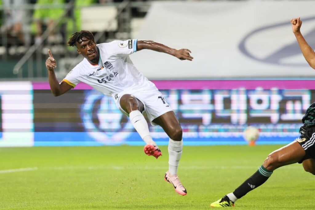 Tân binh Ronaldo Tavares gây ấn tượng mạnh mẽ trong trận gặp Jeonbuk