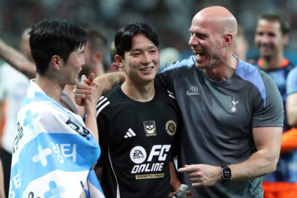 Yang Min-hyuk nhận được sự quan tâm rất lớn của các cầu thủ Tottenham ở trận giao hữu.