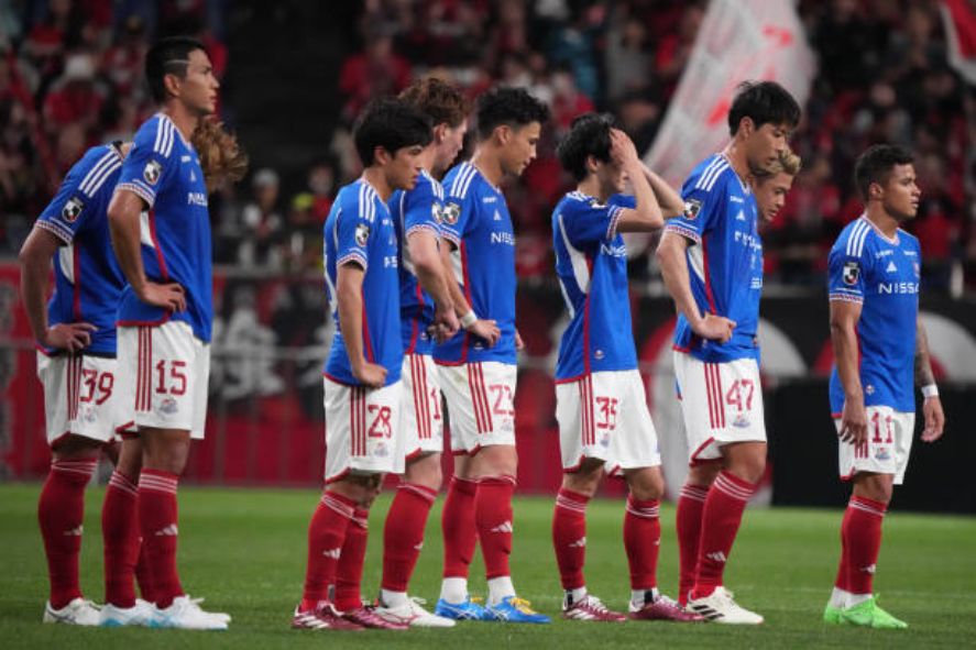 Hàng loạt trụ cột chia tay đội bóng, khiến Yokohama F.Marinos thi đấu bết bát.