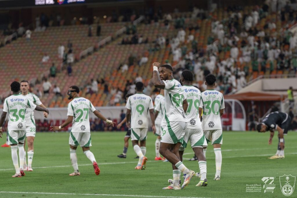 Ivan Toney toả sáng với. cú đúp bàn thắng, giúp Al Ahli giành chiến thắng đậm nhất vòng 4.