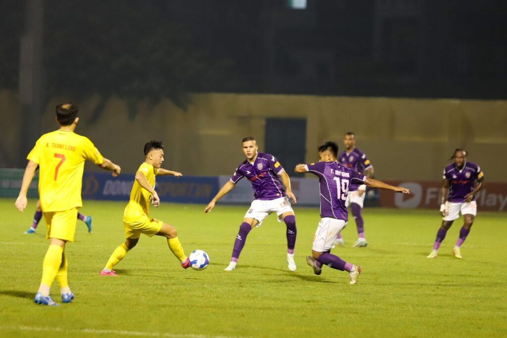 Becamex Bình Dương lội ngược dòng ngoạn mục trước Đông Á Thanh Hóa.