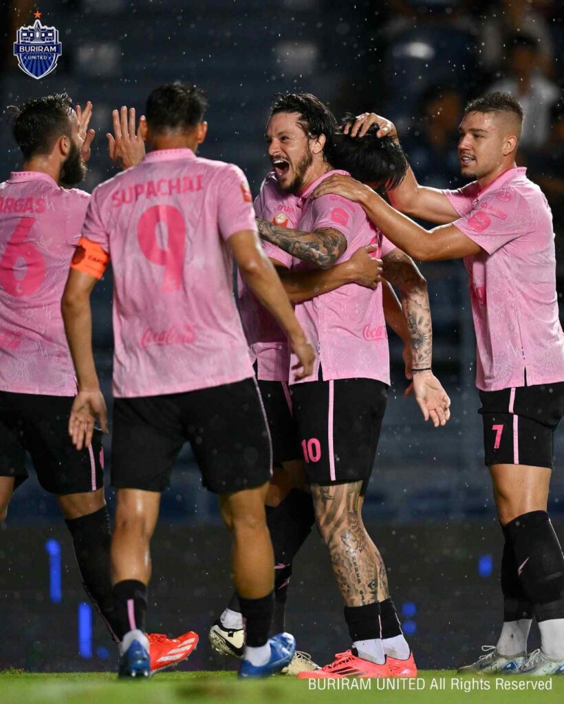 Buriram United đè bẹp PT Prachuap với tỉ số đậm 6-0.