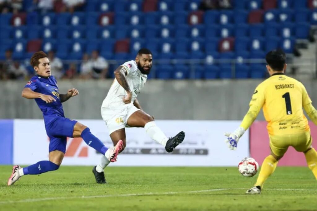 Lamphun Warrior đè bẹp Rayong FC với tỷ số 4-1.