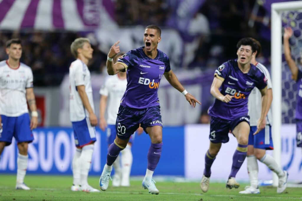 Đánh bại Yokohama với tỉ số 6-2, Sanfrecce chiếm lấy vị trí đầu bảng sau vòng 31.