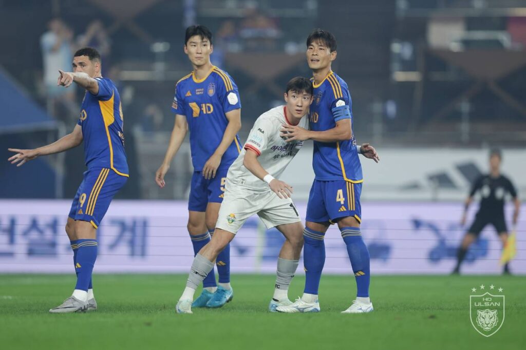 Ulsan HD giải mã thành công hiện tượng Gangwon FC.