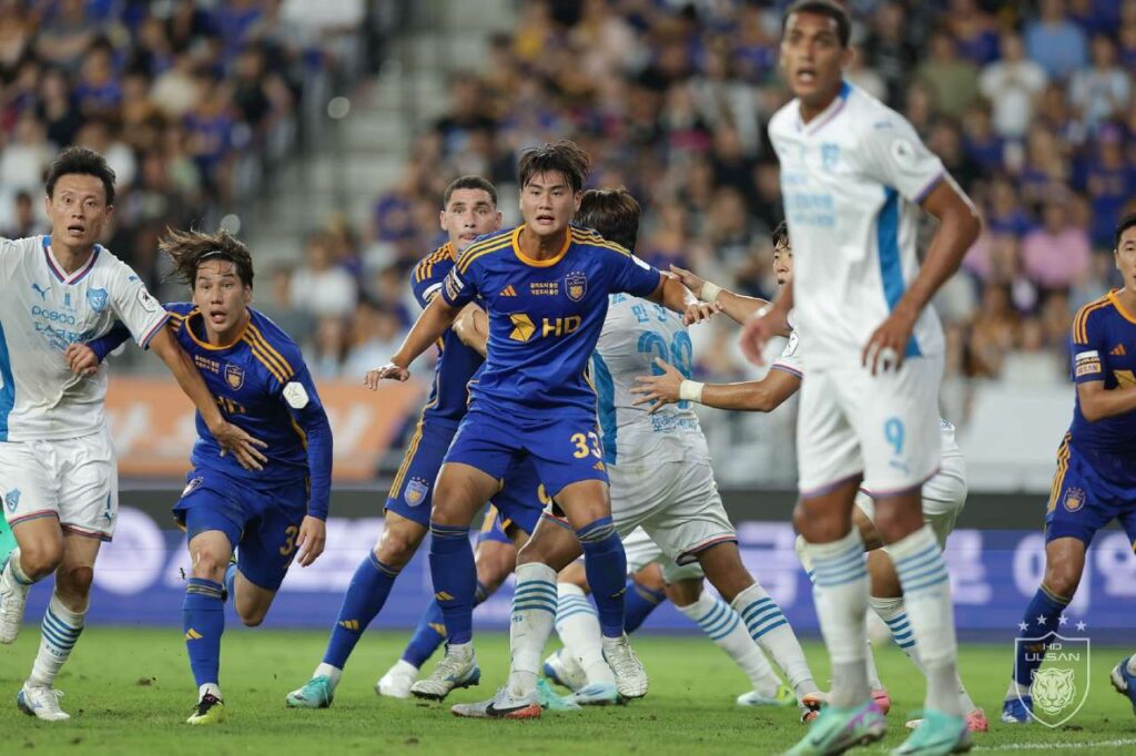 Ulsan HD quay trở lại cuộc đua vô địch sau khi đánh bại Pohang Steelers.