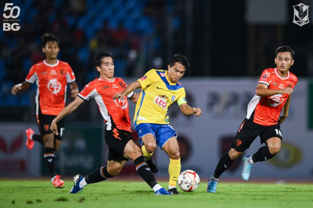 BG Pathum United hòa kịch tính với PT Prachuap FC.