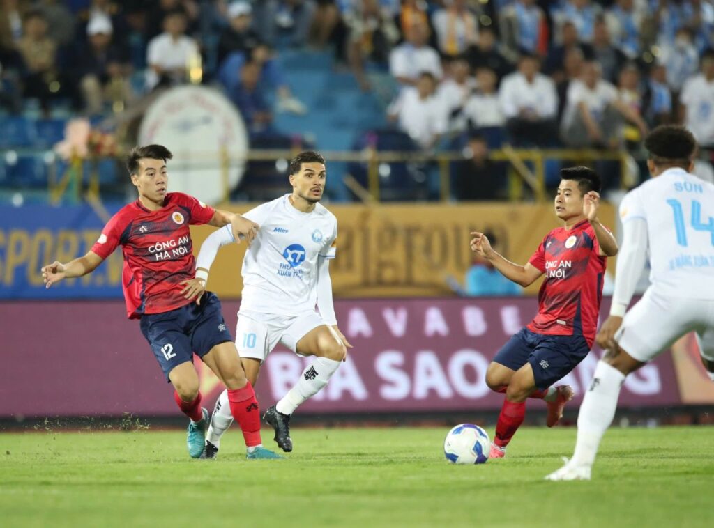 Nam Định phơi áo trên sân nhà với tỉ số 0-3 trước CAHN.