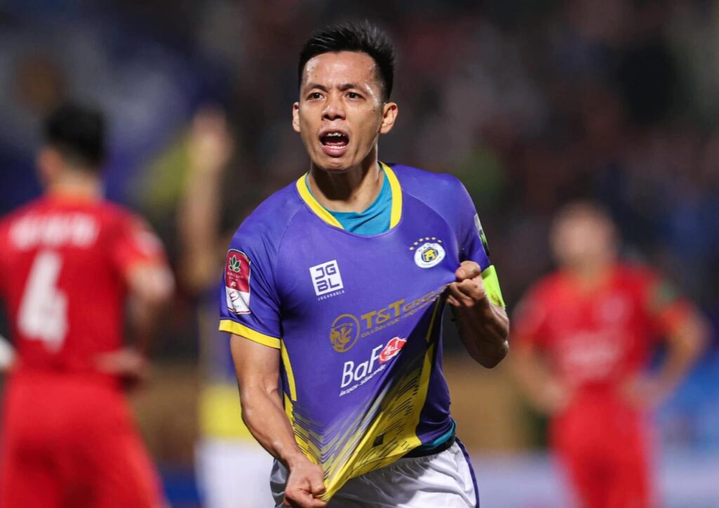 Nguyễn Văn Quyết là cầu thủ nội ghi bàn nhiều nhất tại V-League.