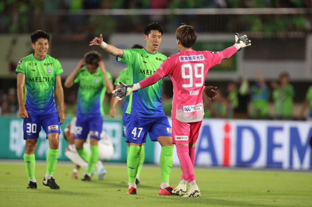 Shonan Bellmare có chiến thắng kịch tính trước đội đầu bảng.