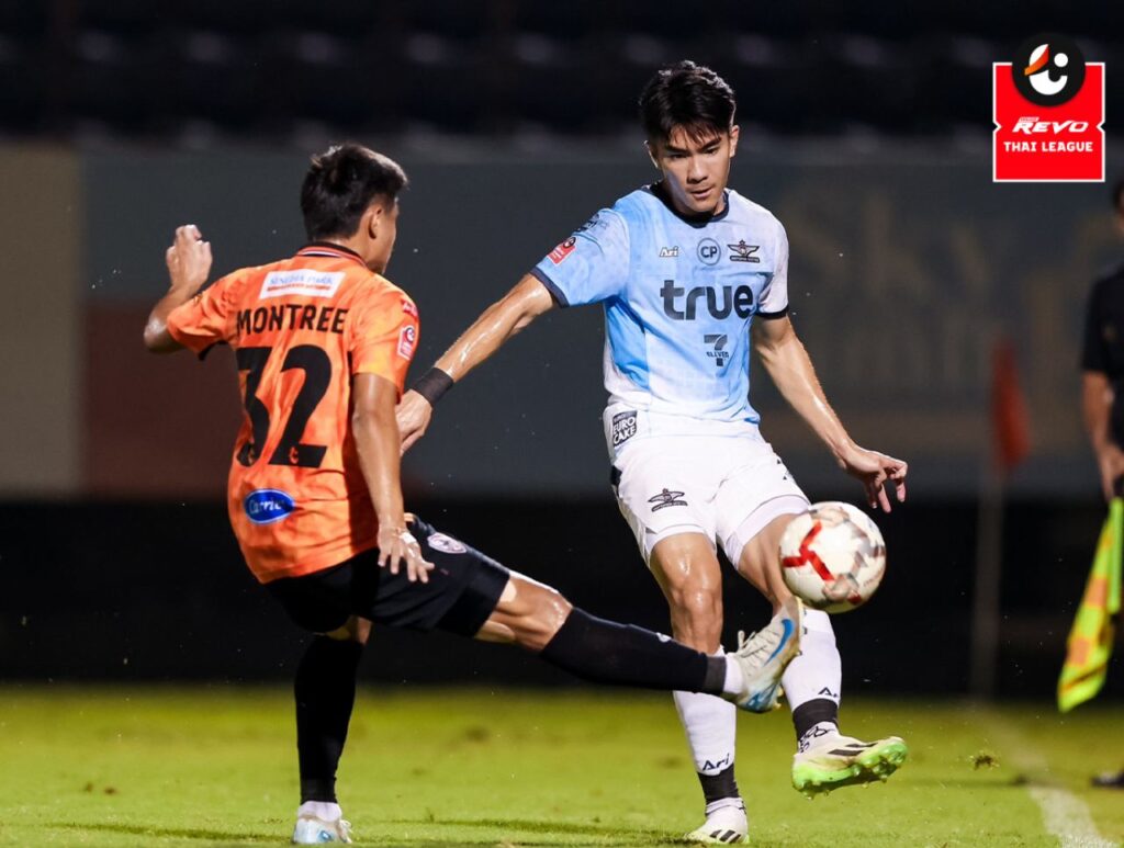 True Bangkok United vươn lên vị trí dẫn đầu sau khi đánh bại Singha Chiangrai United.