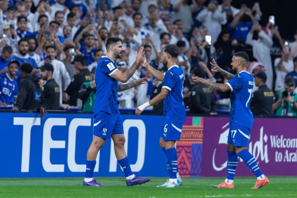 Mitrovic thăng hoa với một cú hattrick giúp Al Hilal kéo dài mạch toàn thắng.