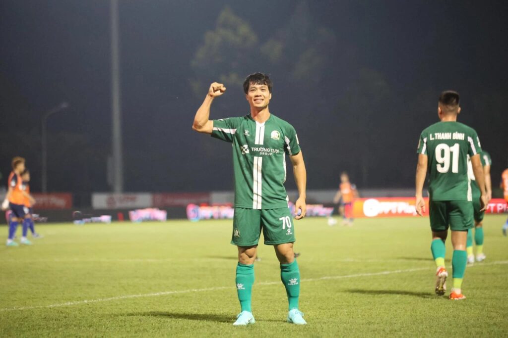 Công Phượng tỏa sáng, được HLV Kim Sang-sik điểm mặt gọi tên.