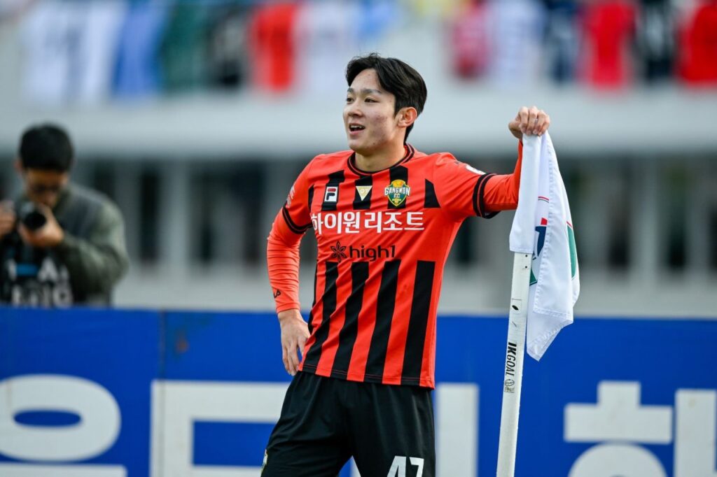Gangwon khép lại mùa giải bằng một chiến thắng trước Pohang Steelers.