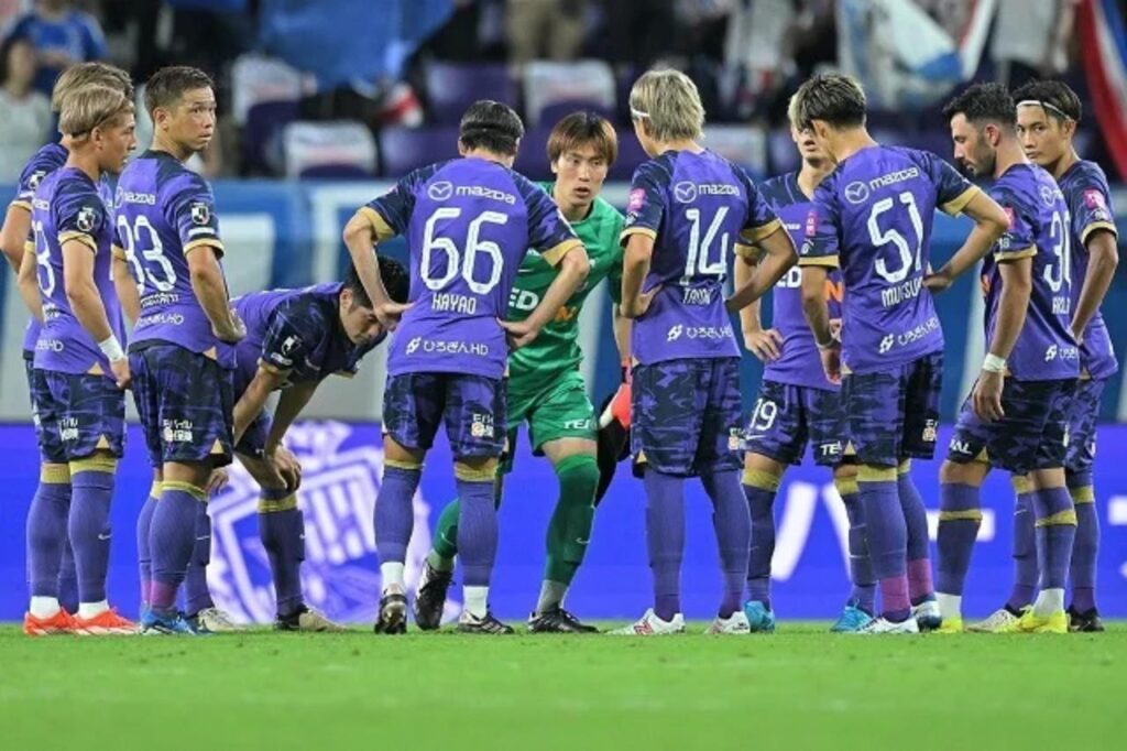 Sanfrecce tự bắn vào chân mình trong cuộc đua vô địch với trận thua thứ hai liên tiếp.