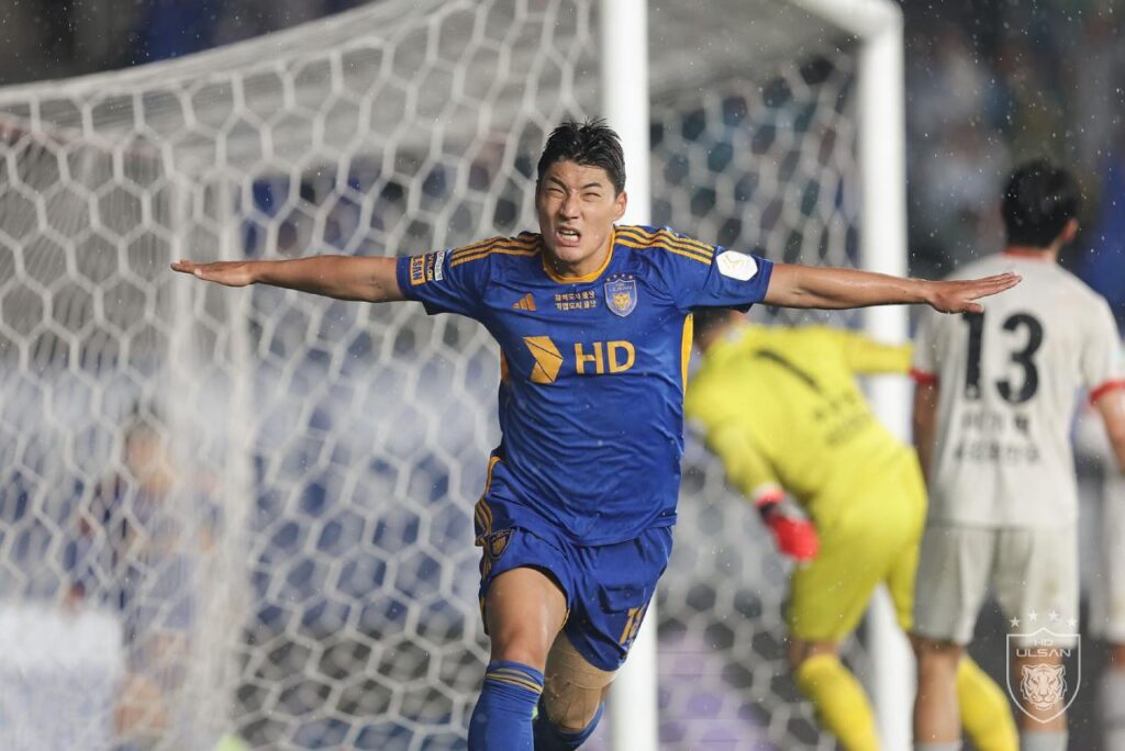 Joo Min-kyu ghi bàn thắng trong trận đấu giữa Ulsan HD và Gangwon.