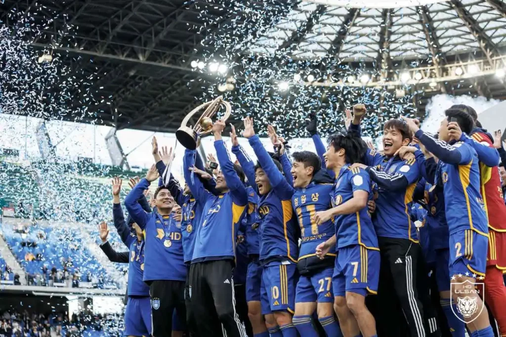 Ulsan HD nâng cúp trong ngày họ đánh bại Suwon với chỉ số 4-2.