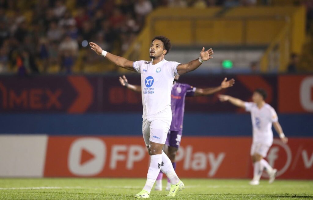 Xuân Son tỏa sáng với cú hat-trick trong màu áo Thép Xanh Nam Định.