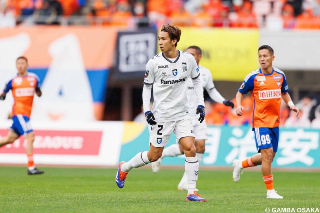 Đánh bại Albirex, Gamba Osaka có cơ hội dự cúp châu Á.