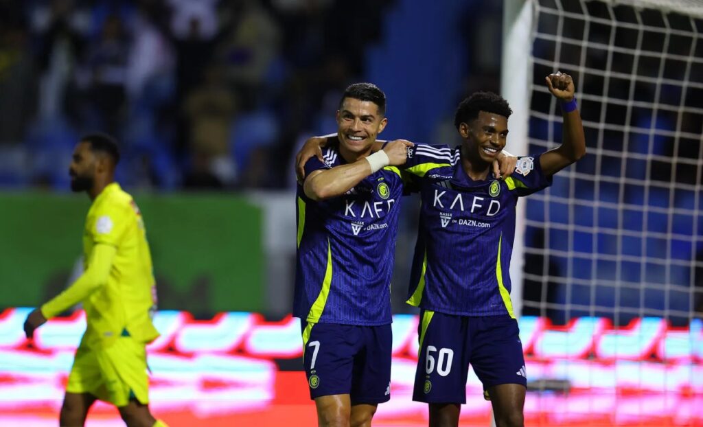 Ronaldo dẫn đầu cuộc đua chiếc giày vàng sau vòng 16.
