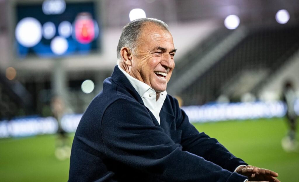 Tân HLV Fatih Terim ăn mừng trận thắng đầu tiên cùng Al Shabab.
