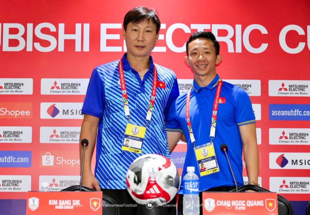 HLV Kim Sang-sik phát biểu tại họp báo trước trận đấu cuối cùng tại ASEAN Cup 2024.