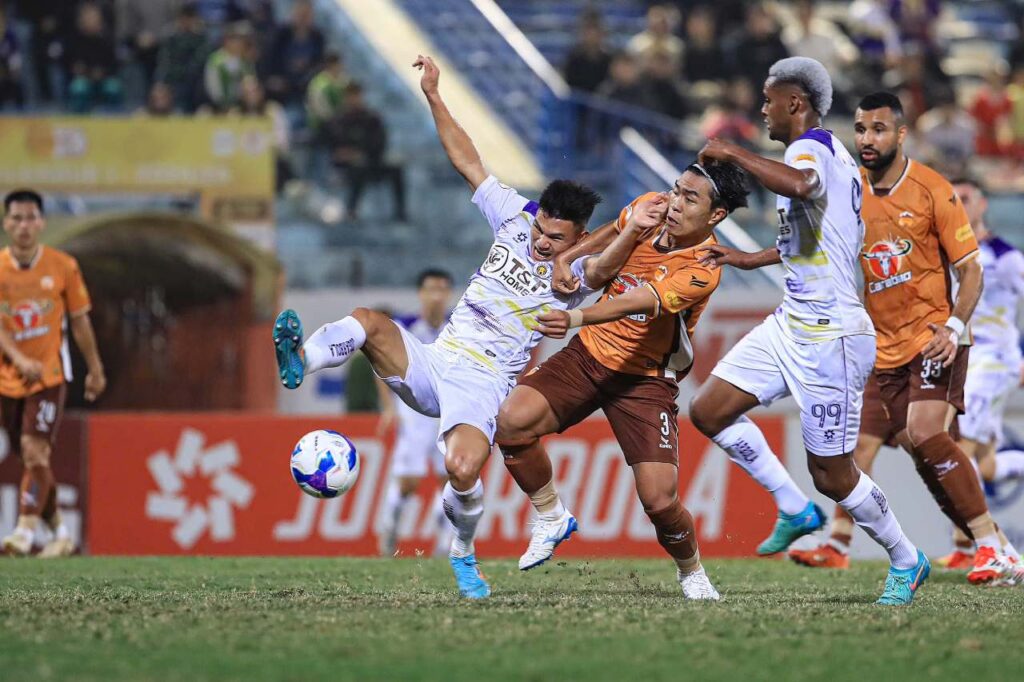 Hà Nội FC mất điểm trước Hoàng Anh Gia Lai khi để thua 0-1 ngay trên sân nhà.