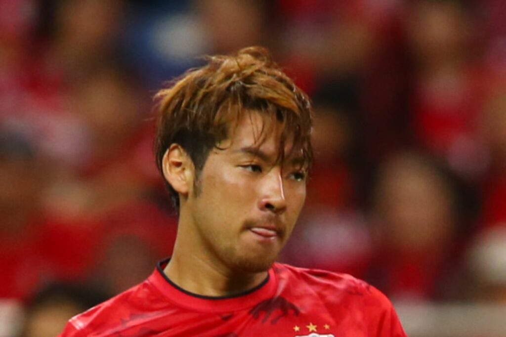 Takuya Aoki - cầu thủ nhận nhiều sự chỉ trích vì chuyển sang thi đấu cho Urawa Red Diamonds.