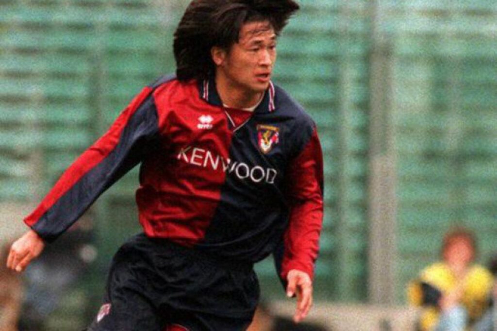 Tomoyoshi Miura khi còn thi đấu cho Genoa.