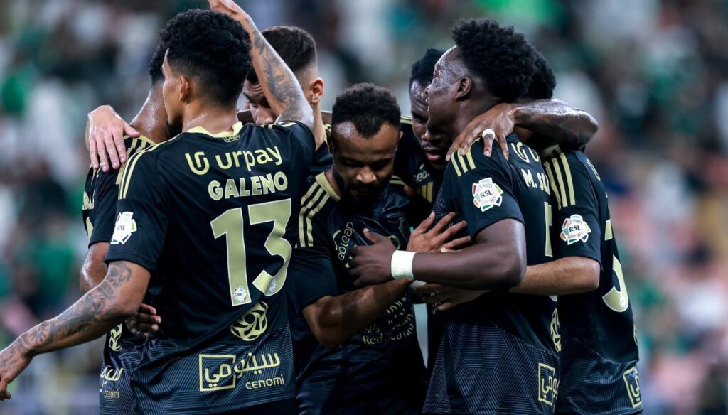 Al Ahli rút ngắn cách biệt với chính đối thủ Al Qadisiya xuống còn 3 điểm sau chiến thắng ở vòng 22.