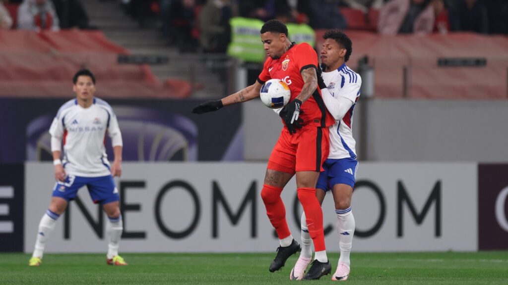 Yokohama F.Marinos (áo trắng) đi tiếp với vị trí nhất bảng.