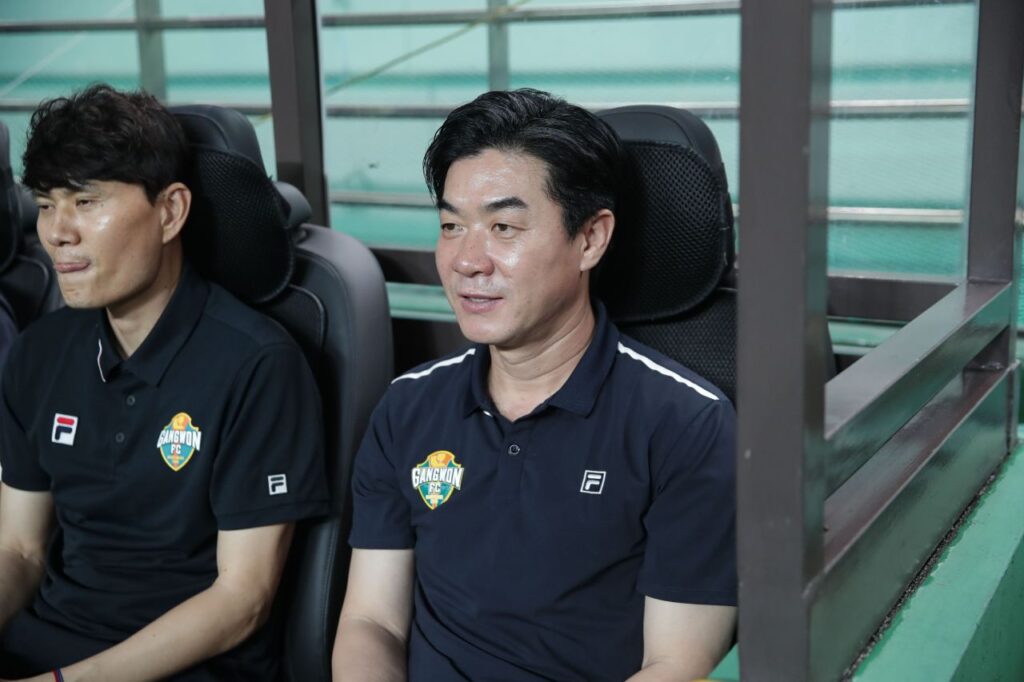 Chia tay HLV Yoon Jong-hwan là mất mát lớn của Gangwon.