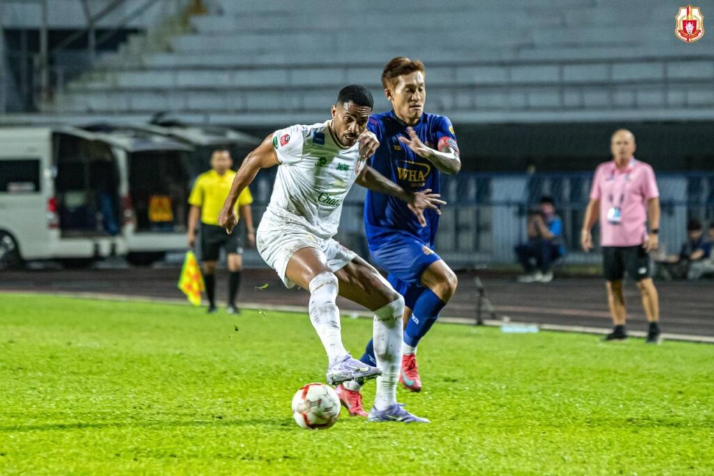 Lamphun Warrior giành chiến thắng 3-2 ngay trên sân khách.
