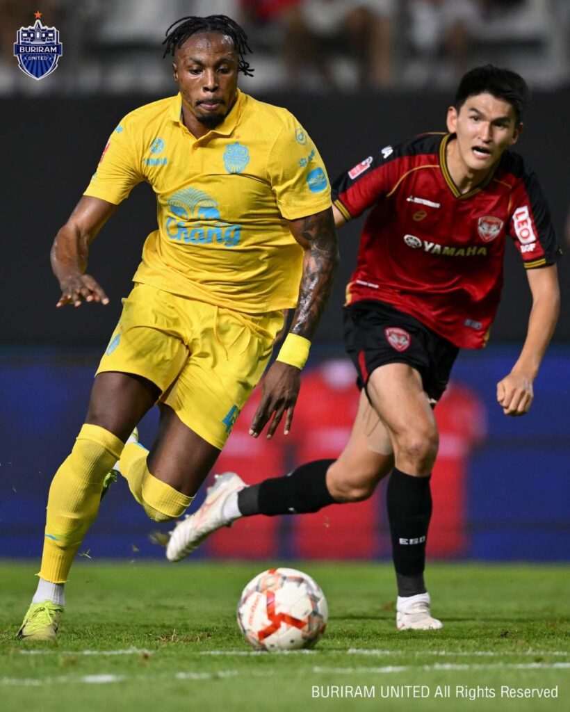 Muangthong United gục ngã ngay trên sân nhà khi đối mặt với Buriram.