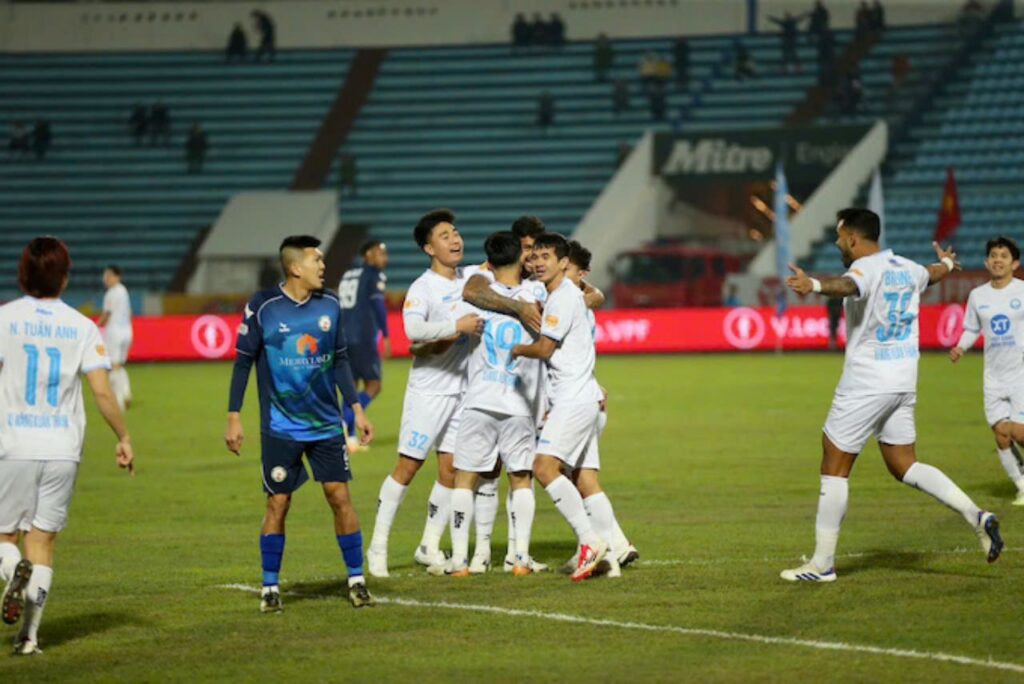 Thắng 3-1 trước Bình Định, Nam Định giữ vững ngôi đầu bảng.