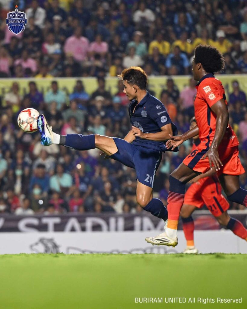 Buriram United hủy diệt Nakhonratchasima Mazda FC 5-0, củng cố vững chắc ngôi đầu.