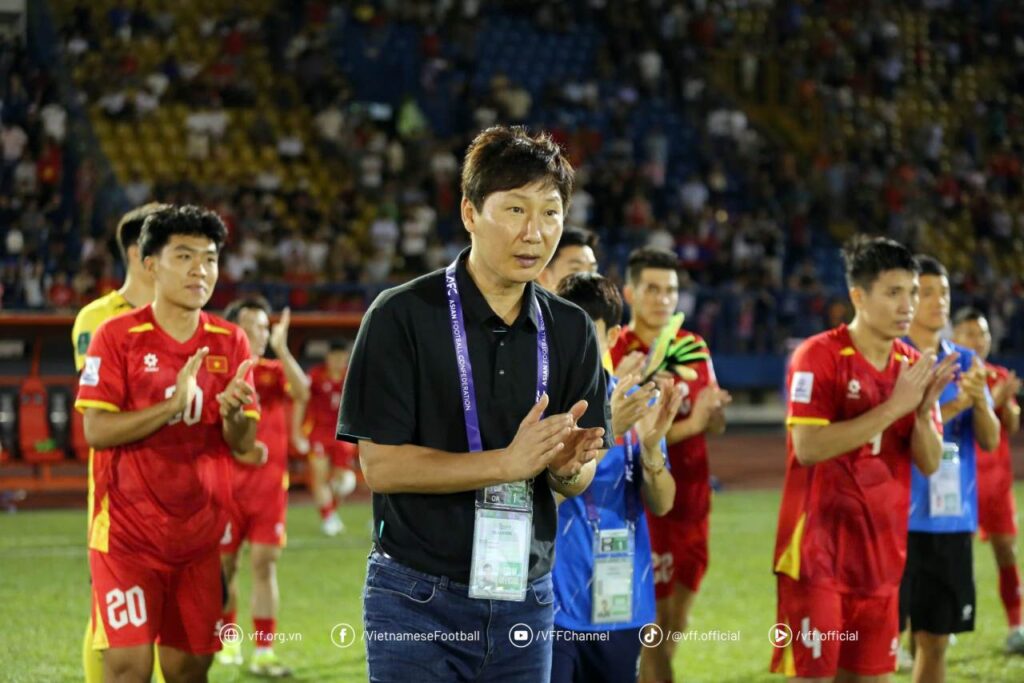 HLV Kim Sang-sik cùng các học trò giành chiến thắng trong trận mở màn vòng loại Asian Cup 2027.