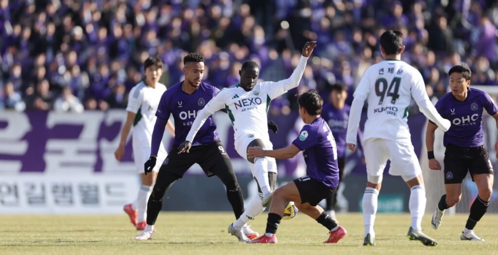 Jeonbuk (áo trắng) có được thắng lợi tối thiểu trước FC Anyang để leo lên nửa trên BXH.