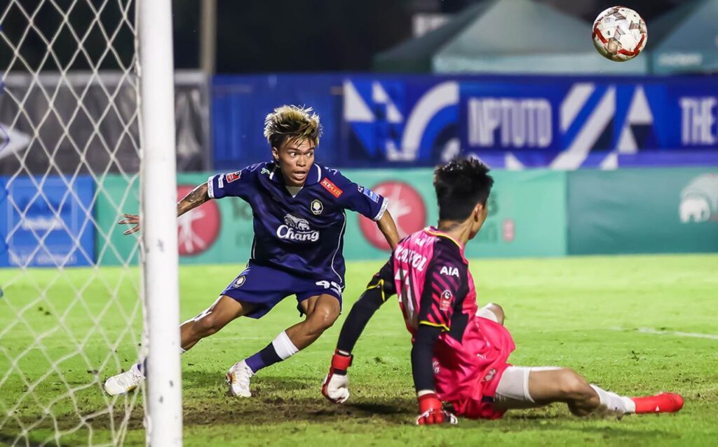 Muangthong United đánh bại Nakhonpathom United với tỷ số 4-2 đầy kịch tính