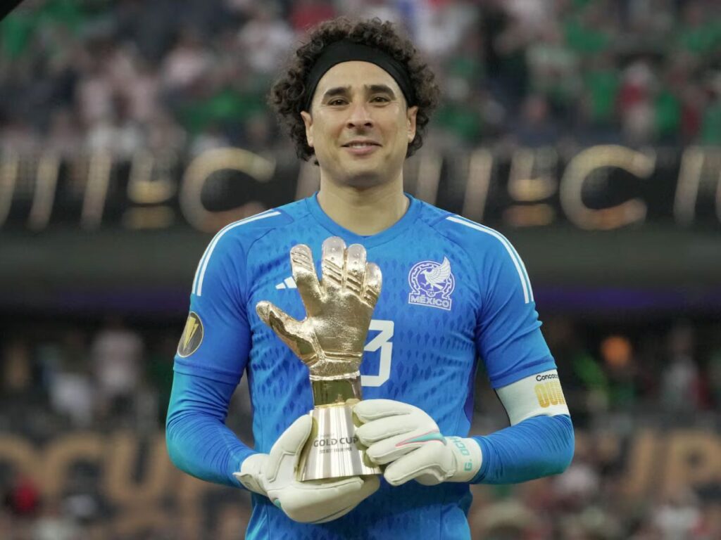 Ochoa luôn được nhớ tới với những pha cản phá xuất thần tại World Cup.